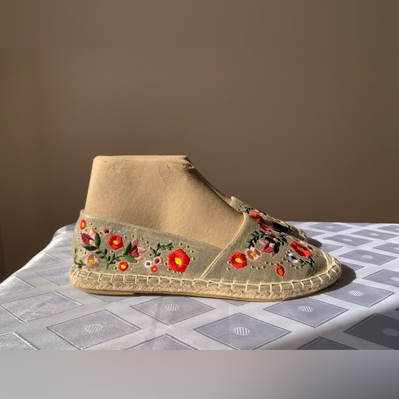 Stunning Gold Fabric Flats with Embroidered Design SIZE 10 Women's Espadrilles - Picture 3 of 12